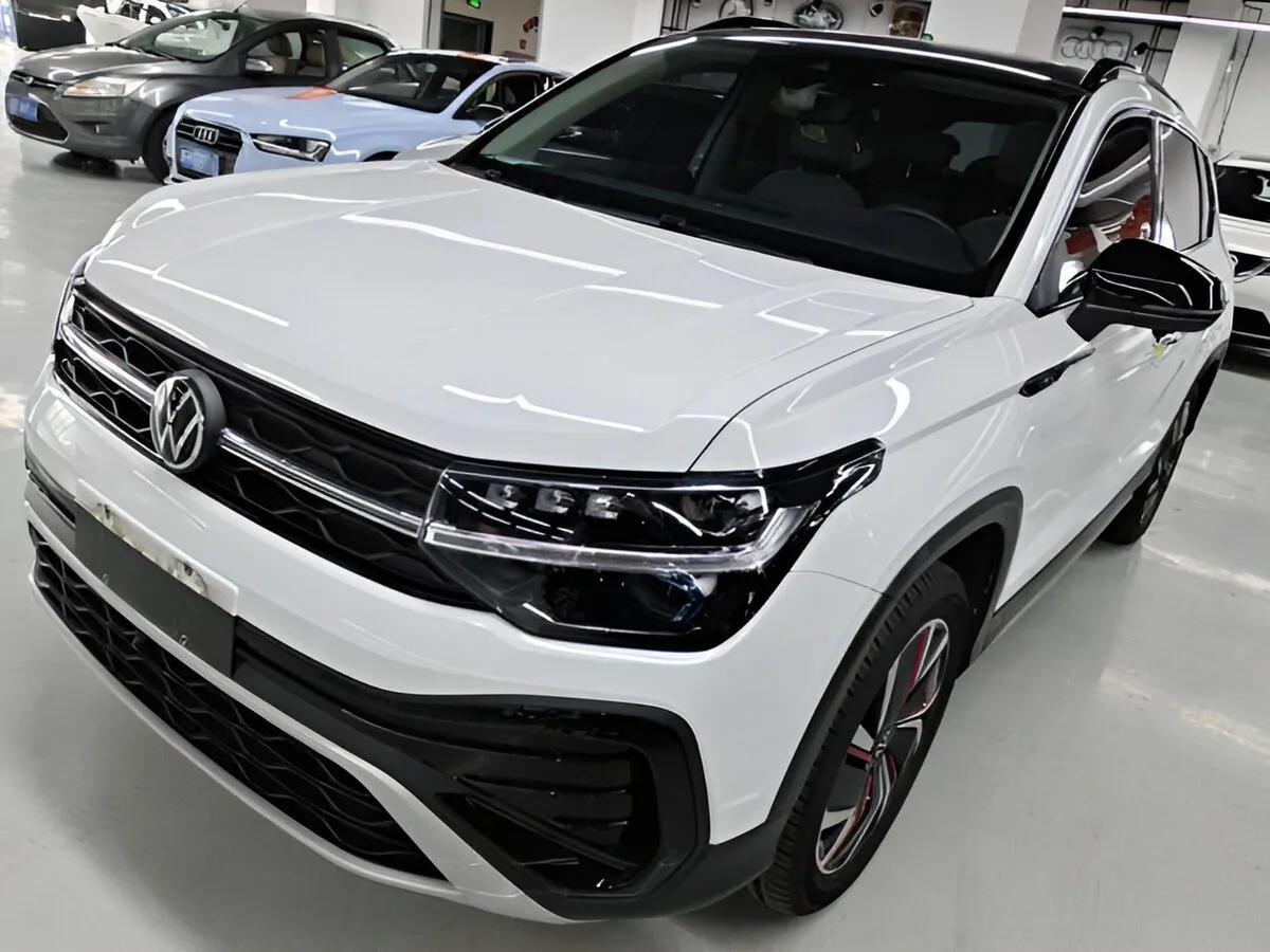 Volkswagen Tharu 2026 в шоуруме, вид спереди