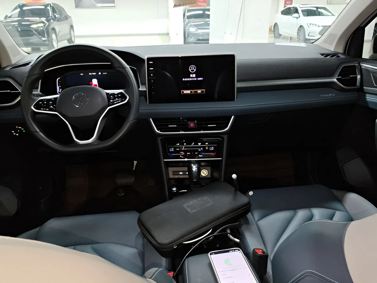 Интерьер Volkswagen Tharu 2026