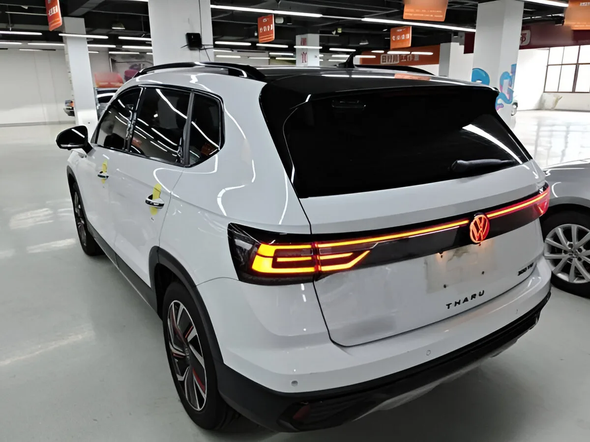 Volkswagen Tharu 2026, задний ракурс с включенной оптикой