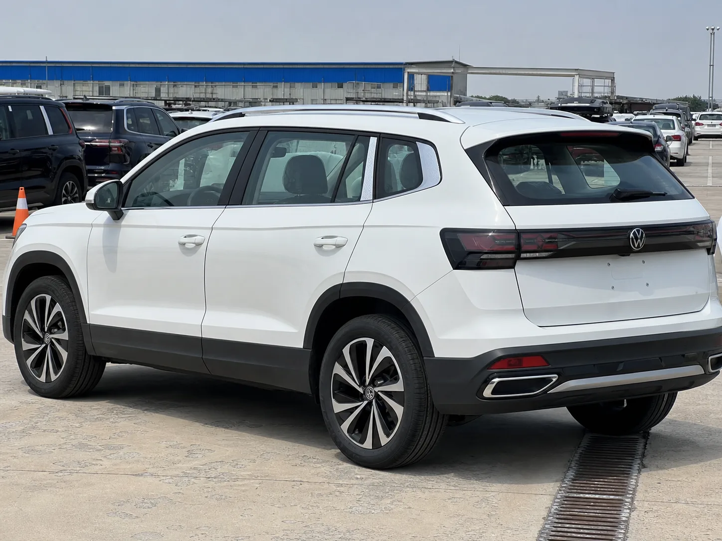 Volkswagen Tharu на логистической площадке